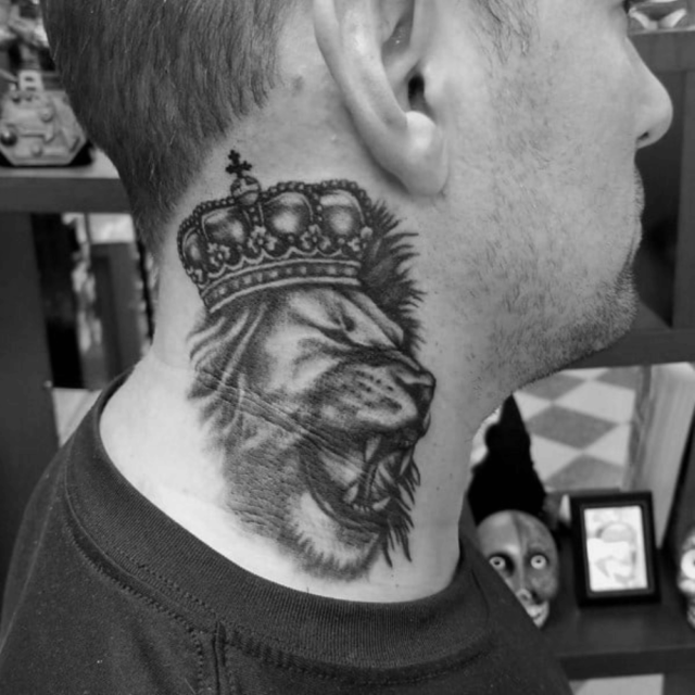 Leão com tatuagem de coroa e rosas no pescoço Fonte @nextluxury.com