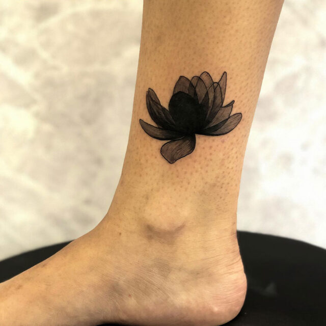 Fonte de tatuagem no tornozelo de lótus @inkkmetattoos via Instagram