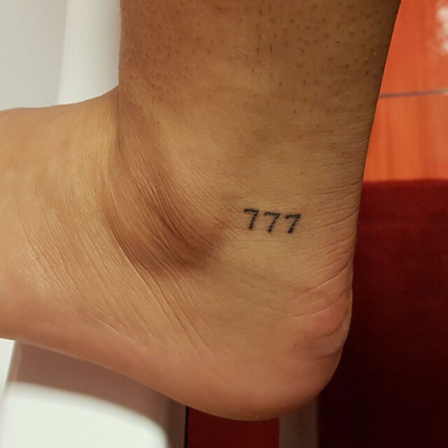 Tatuagem no tornozelo número sete da sorte