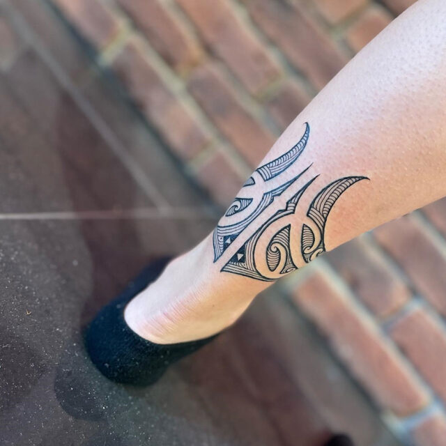 Fonte de tatuagem no tornozelo Maori Design @otautahitattoo via Instagram