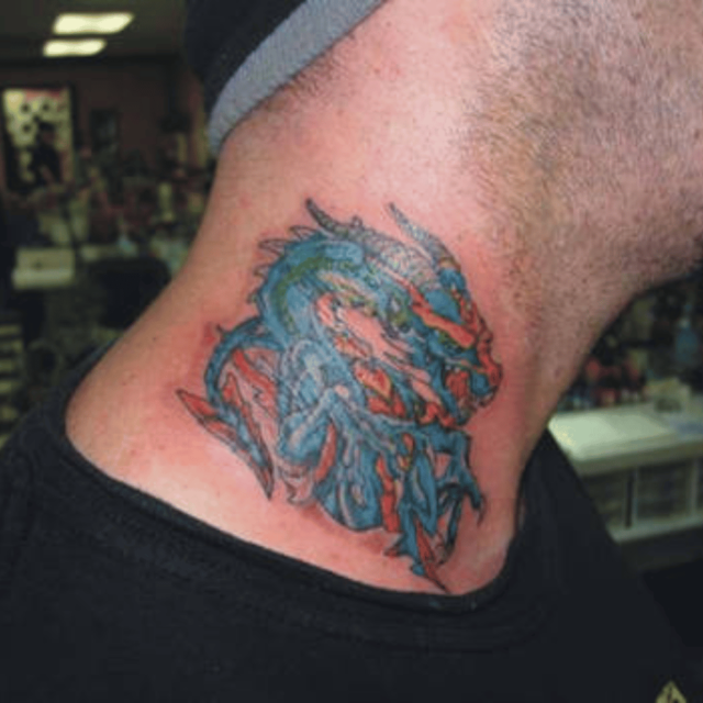 Fonte de tatuagem mecânica Steampunk no pescoço de dragão @ zumbiebe10u no DeviantArt