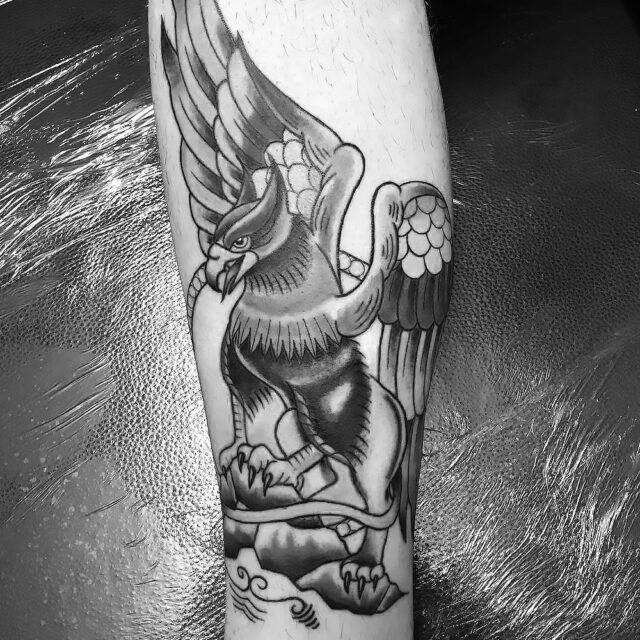 Fonte de tatuagem de tornozelo Micro Gryphon @adamotattooer via Instagram