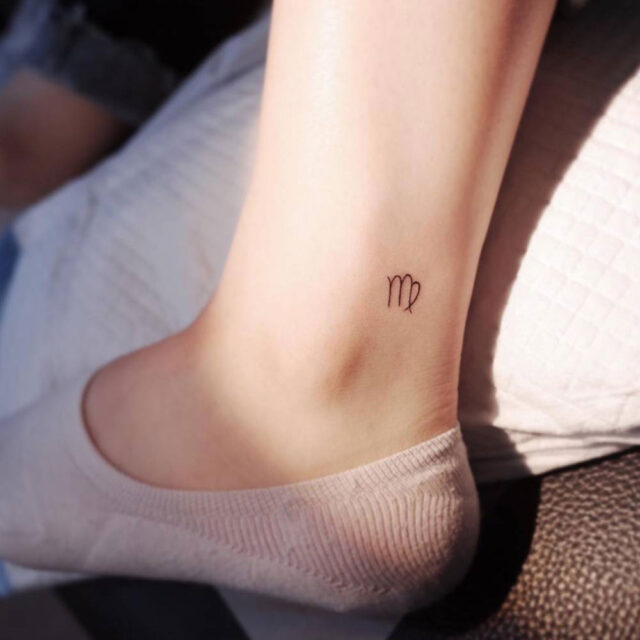 Fonte de tatuagem no tornozelo com sinal de micro escorpião @little.tattoos via Instagram