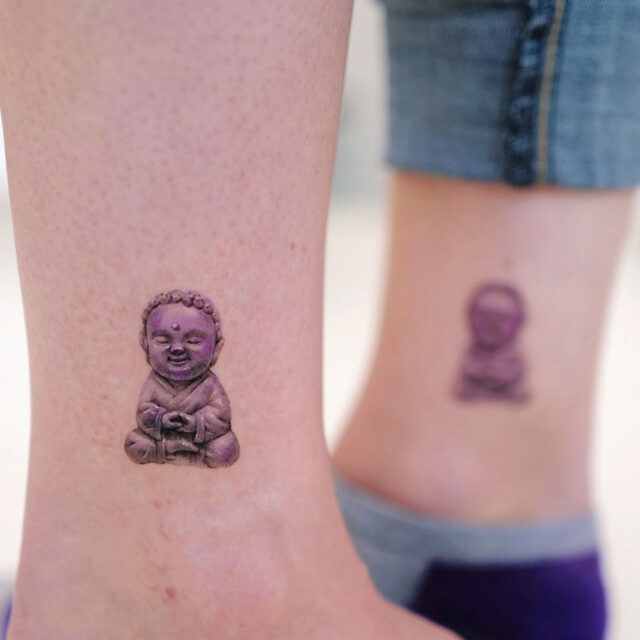 Fonte de tatuagem em miniatura de Buda no tornozelo @paw.tattoo via Instagram