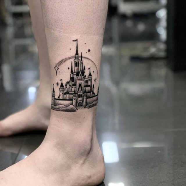 Fonte de tatuagem em miniatura no tornozelo do castelo @niko.vaa via Instagram