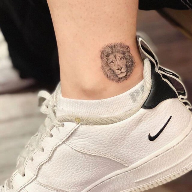 Fonte de tatuagem em miniatura de leão no tornozelo @circatattoo via Instagram