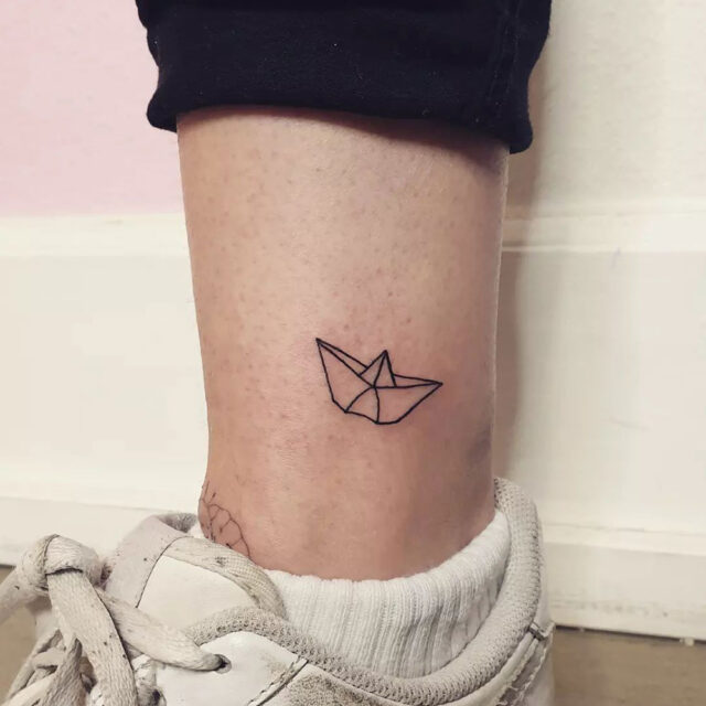 Fonte de tatuagem no tornozelo em navio em miniatura @beaume_tattoo via Instagram