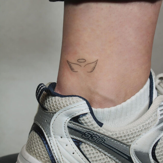Fonte de tatuagem minimalista de asa de anjo no tornozelo @julesdry via Instagram