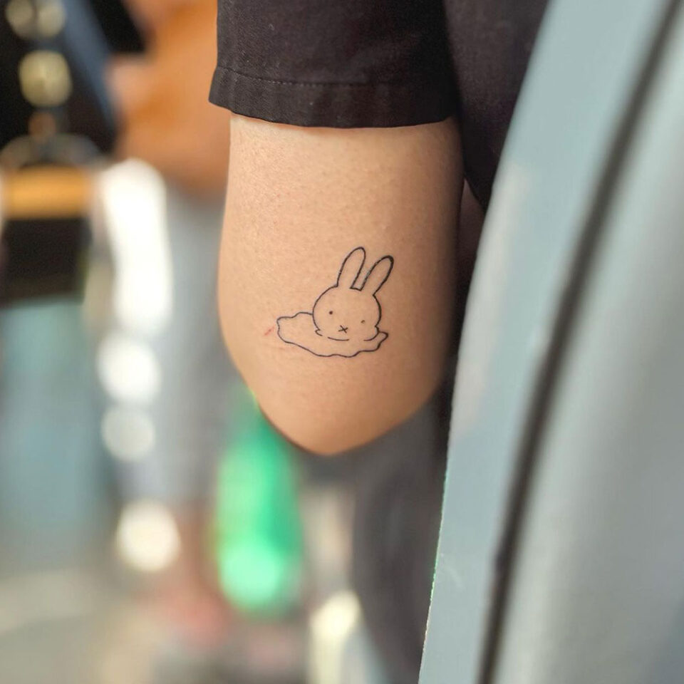 Fonte minimalista de tatuagem de animal de estimação com contorno de coelho @dubu.ink via Instagram