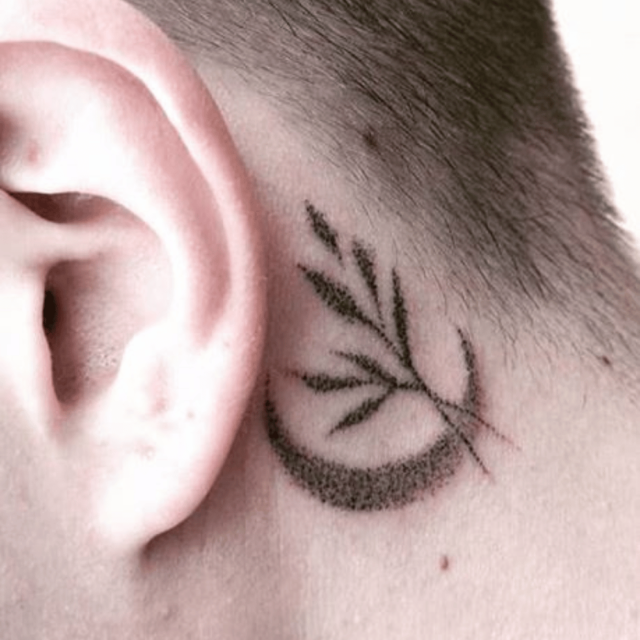 Tatuagem minimalista de lua crescente no pescoço @tattoomenow.com