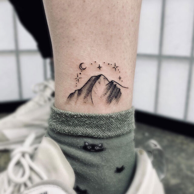 Fonte minimalista de tatuagem no tornozelo na cordilheira @zealandtattoo via Instagram