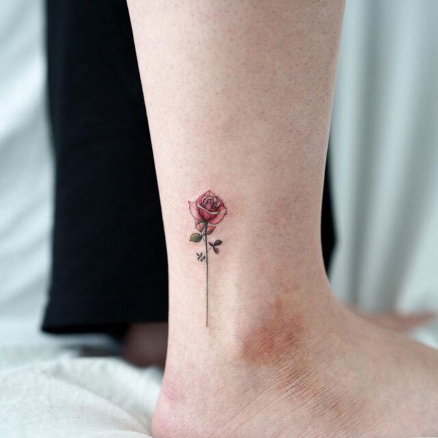 Fonte de tatuagem minimalista rosa no tornozelo @tattooist_dal via Instagram