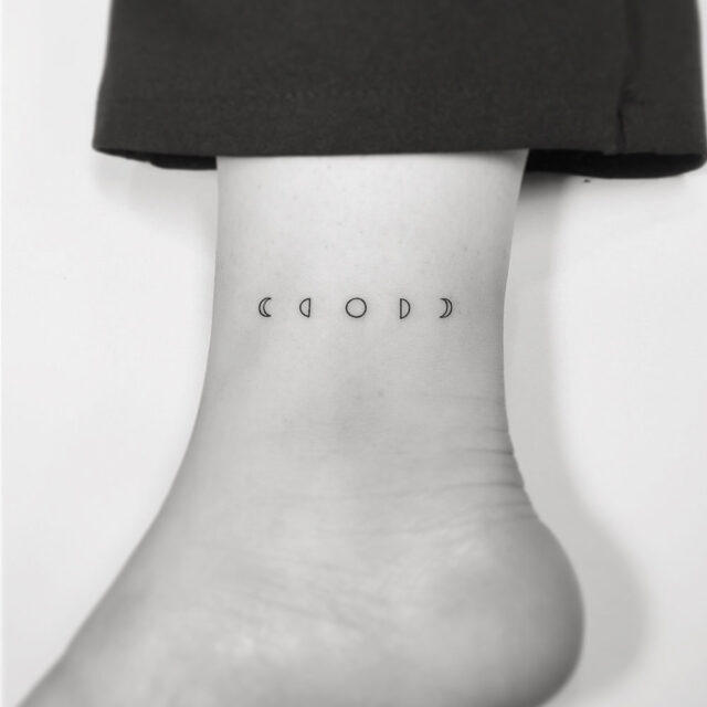 Fonte de tatuagem no tornozelo das fases da lua @ playground_tat2 via Instagram