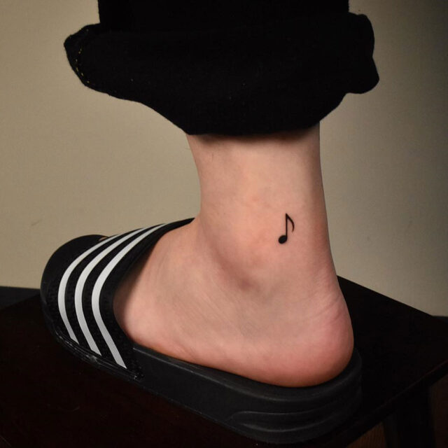 Fonte de tatuagem no tornozelo com nota musical @homeboytattooer via Instagram