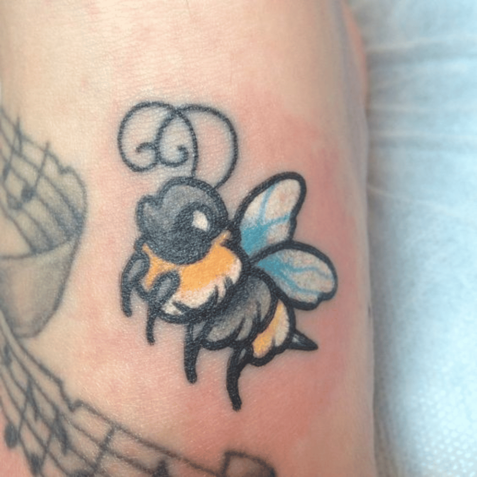 Music Notes Bee Tattoo Source @seragZFBHl via Instagram