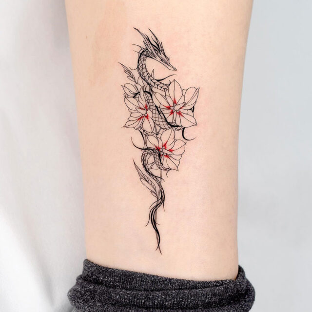 Fonte de tatuagem de tornozelo com símbolo mitológico @bium_tattoo via Instagram