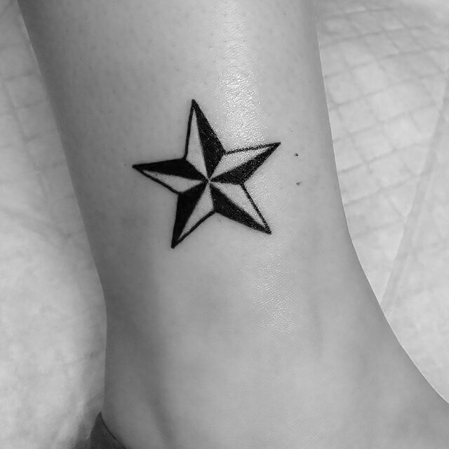 Tatuagem de estrela náutica no tornozelo