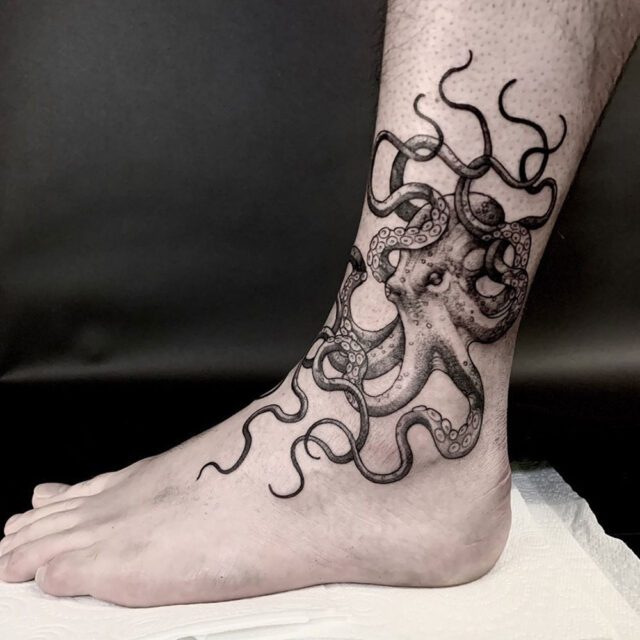 Fonte de tatuagem de polvo no tornozelo @elrosetattoo via Instagram