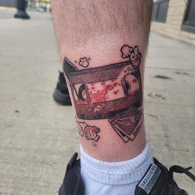 Fonte de tatuagem no tornozelo com fita cassete à moda antiga @mutinytattoopiercingandmore via Instagram