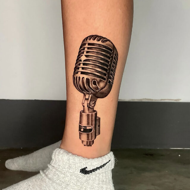 Fonte de tatuagem no tornozelo com microfone da velha escola @mar.lisatattoo via Instagram