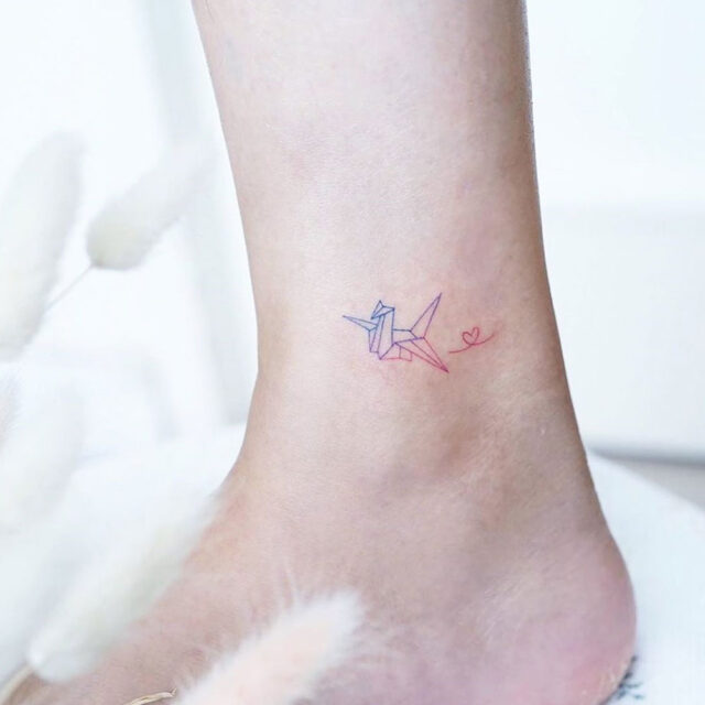 Fonte de tatuagem de tornozelo de guindaste de origami @hktattoo_tina via Instagram