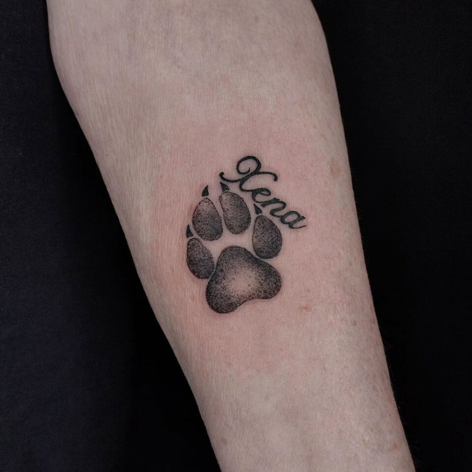 Impressão de pata com nome de cachorro Fonte de tatuagem de animal de estimação @km_tattz via Instagram