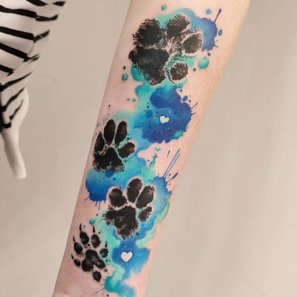 Impressões de patas subindo pelo braço Fonte de tatuagem de animal de estimação @ notp.ink via Instagram