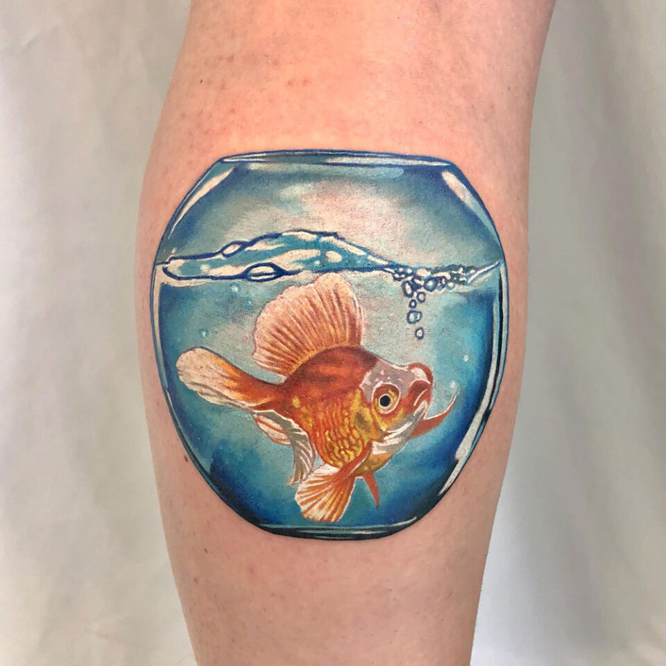 Peixe de estimação em uma tigela Fonte de tatuagem de animal de estimação @seanbelida Instagram