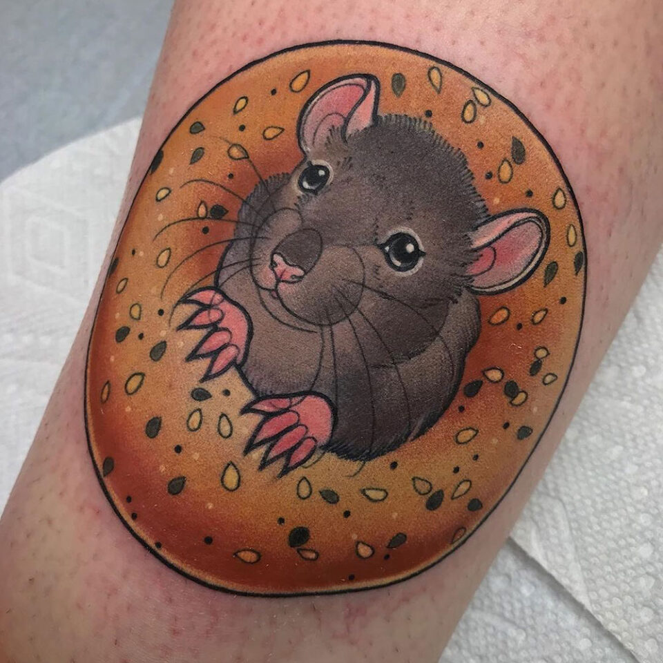Rato de estimação em uma tatuagem de queijo para animais de estimação Fonte @ charlotte_eleanor88 via Instagram