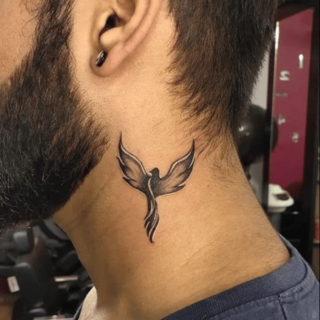 Fonte de tatuagem de penas de fênix subindo no pescoço @tattoosme.com