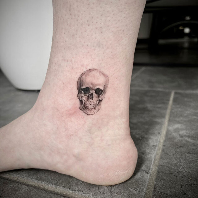 Fonte de tatuagem de caveira de pirata no tornozelo @admtattoo via Instagram