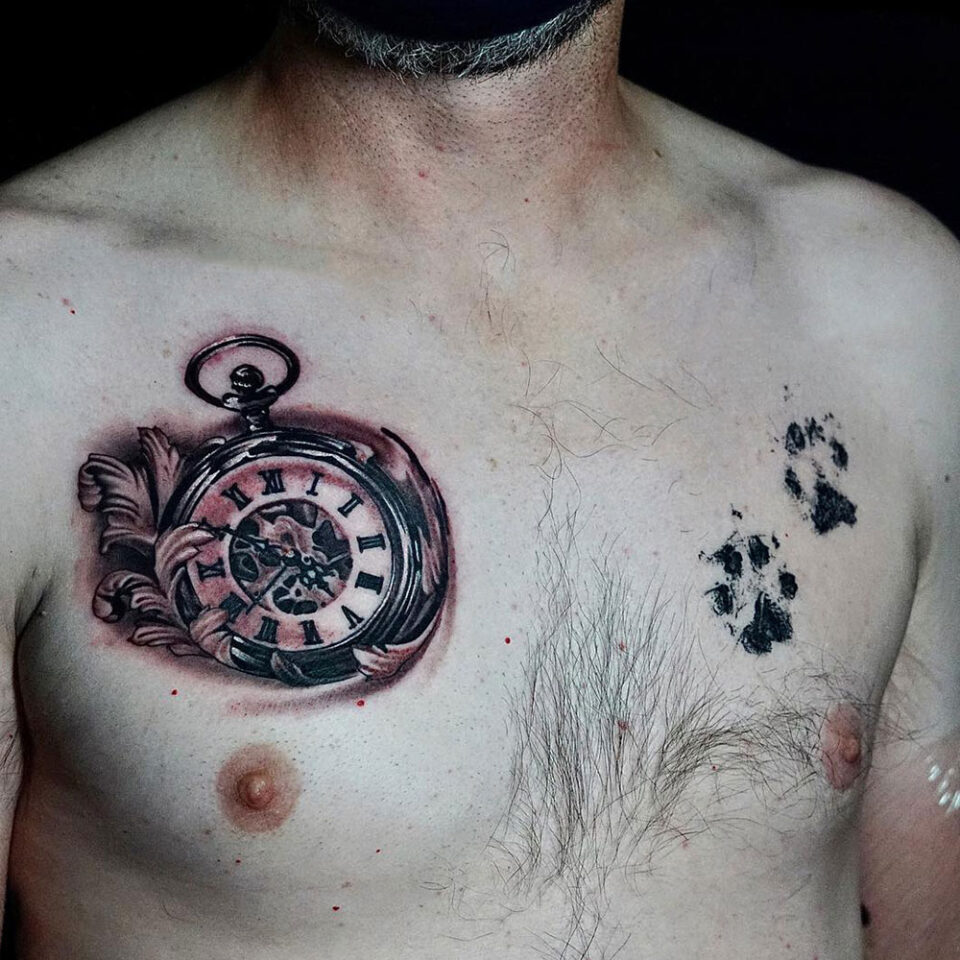 Relógio de bolso com tatuagem de pata de cachorro Fonte @sten3tattoo via Instagram