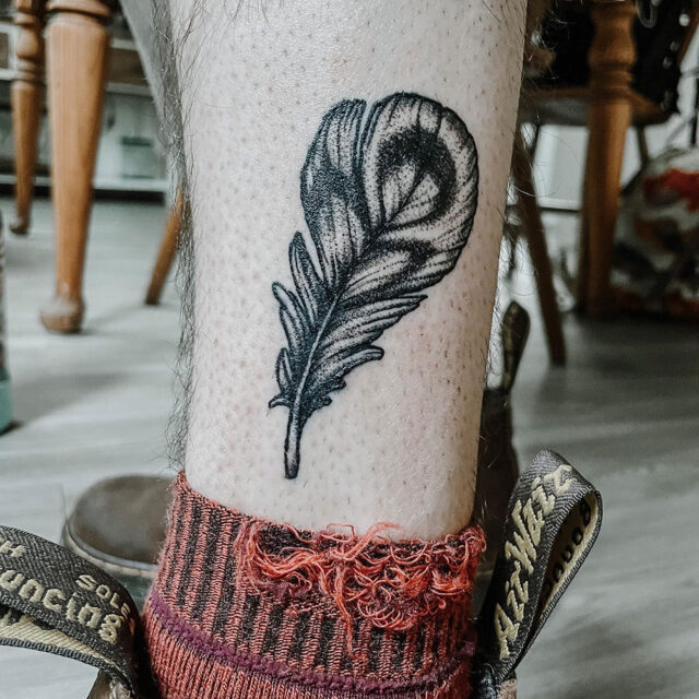 Fonte de tatuagem no tornozelo com caneta de pena @pineandbramble via Instagram