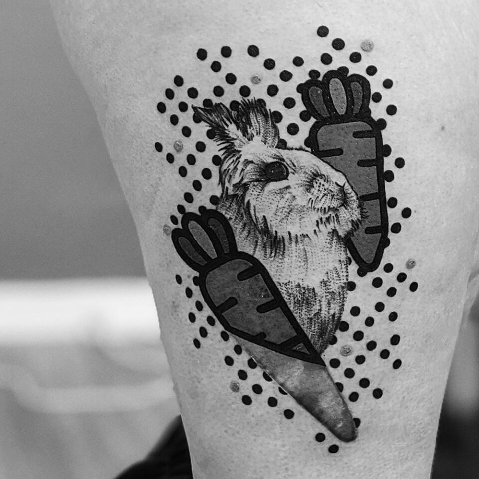 Fonte de tatuagem de coelho comendo uma cenoura para animais de estimação @ jonnysaunders8 via Instagram