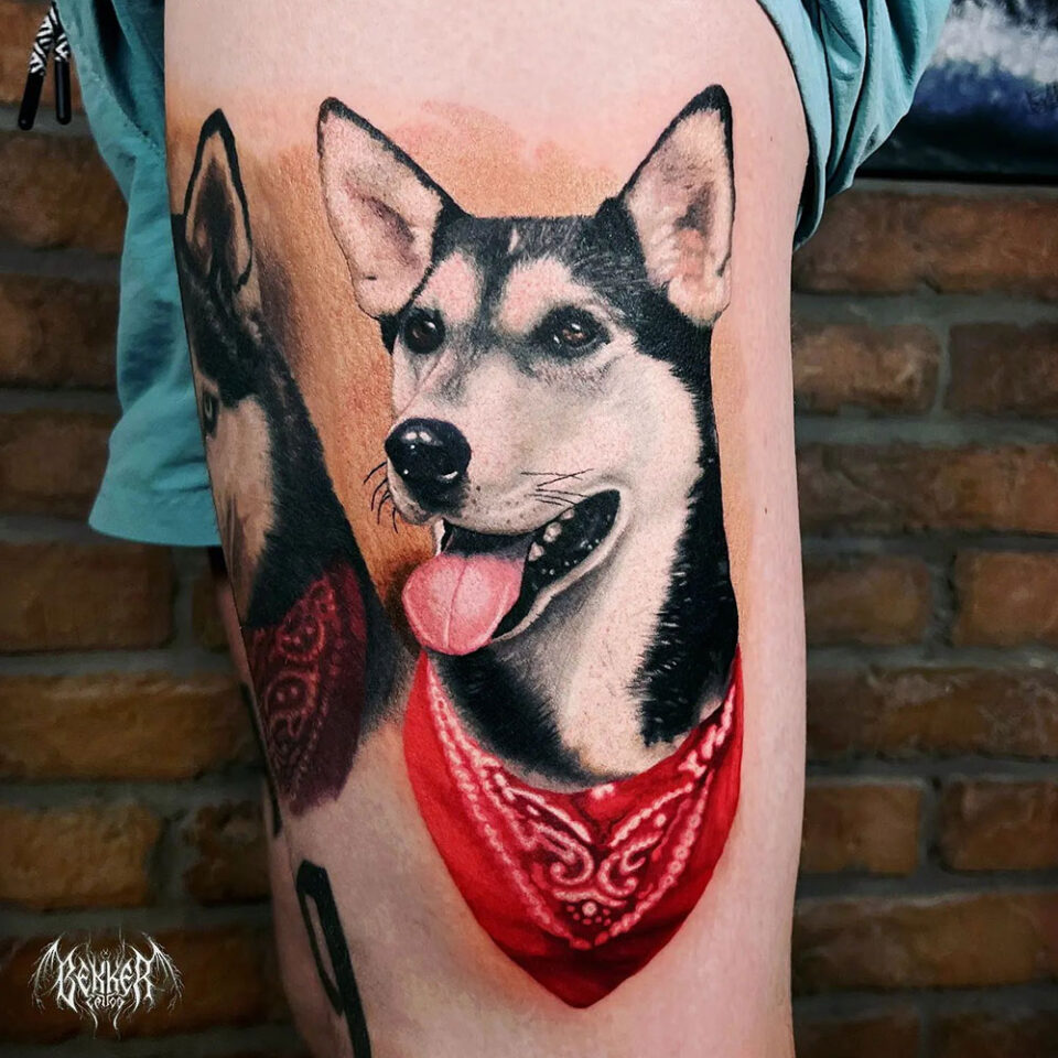 Fonte de tatuagem de animal de estimação com retrato realista de cachorro @bekker_konstantin via Instagram
