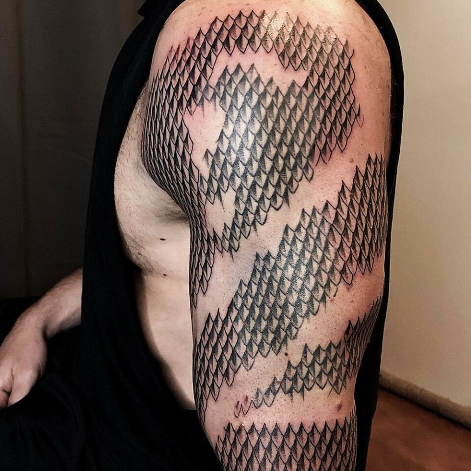 Fonte de tatuagem de animal de estimação com textura de pele de lagarto realista @lord_biosky via Instagram