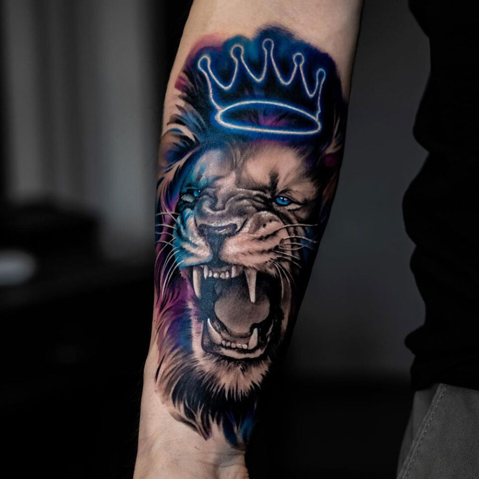 Fonte de tatuagem de animal de estimação do leão que ruge @tuztusztattoo via Instagram