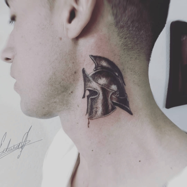 Fonte de tatuagem no pescoço do capacete do gladiador romano @bfitasahdof via Instagram