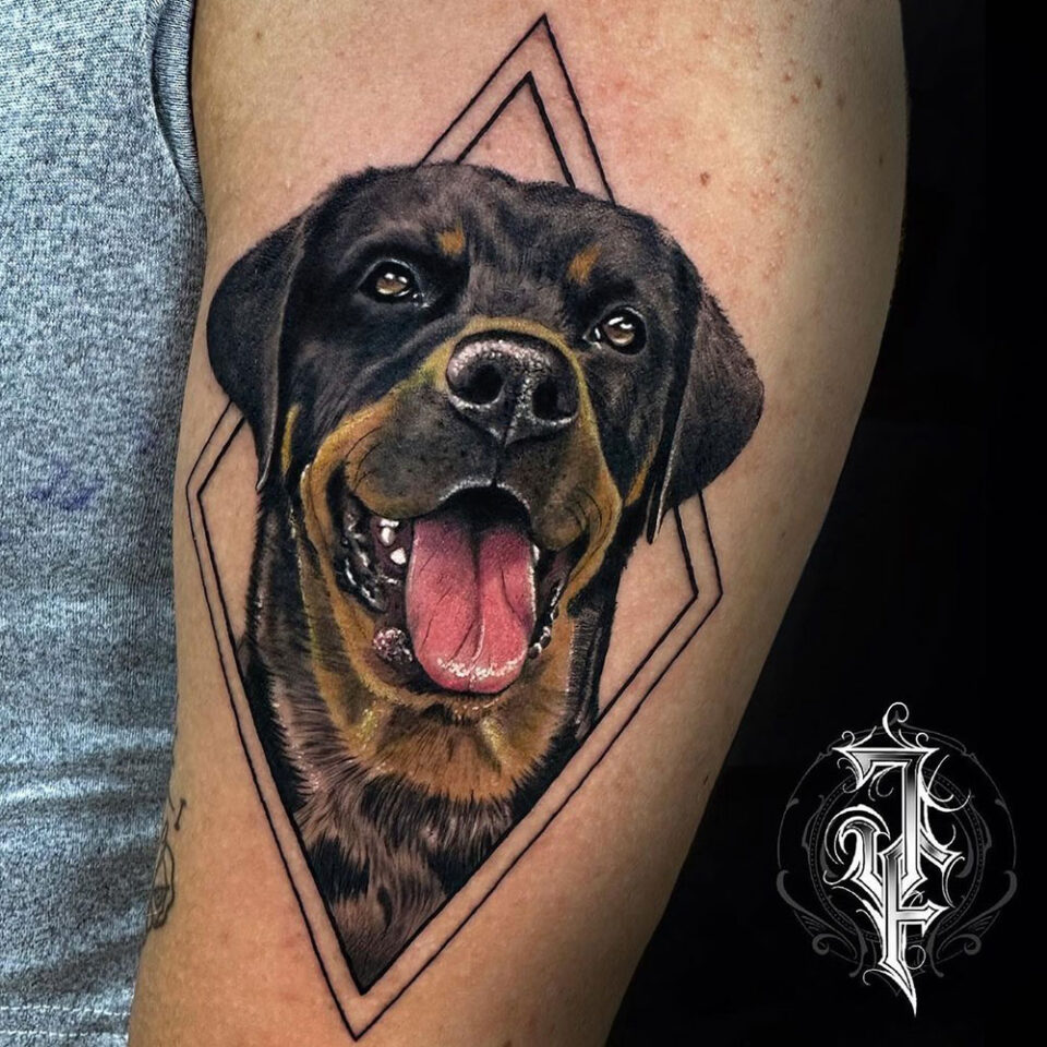 Rottweiler em Guard Pet Tattoo Fonte @jftattooartist via Instagram