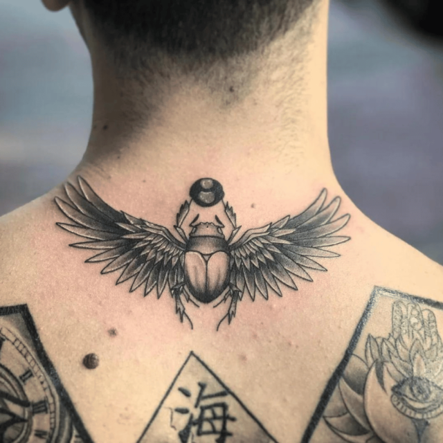 Fonte de tatuagem de escaravelho egípcio sagrado no pescoço por tatuagens de Robert of Salvation em Miami