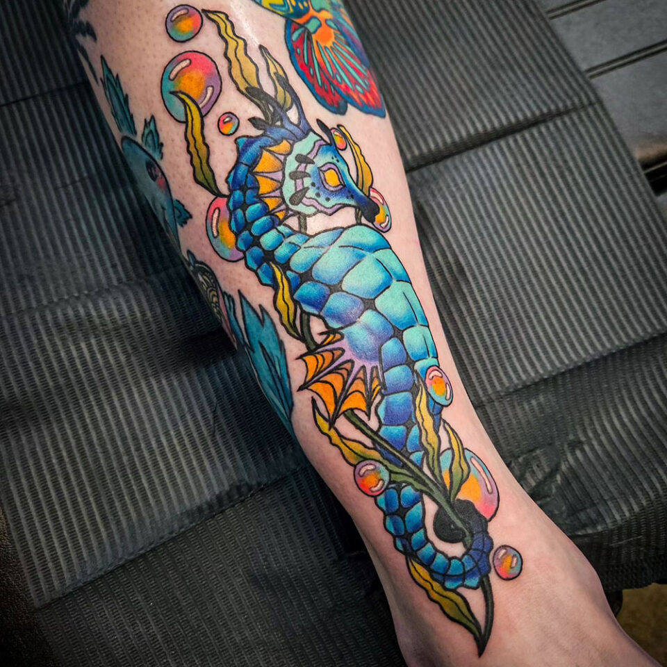 Cavalo-marinho em Coral Pet Tattoo Fonte @corvidtattoo via Instagram