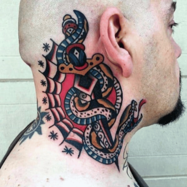 Fonte de tatuagem de adaga enrolada em serpente no pescoço @nextluxury.com