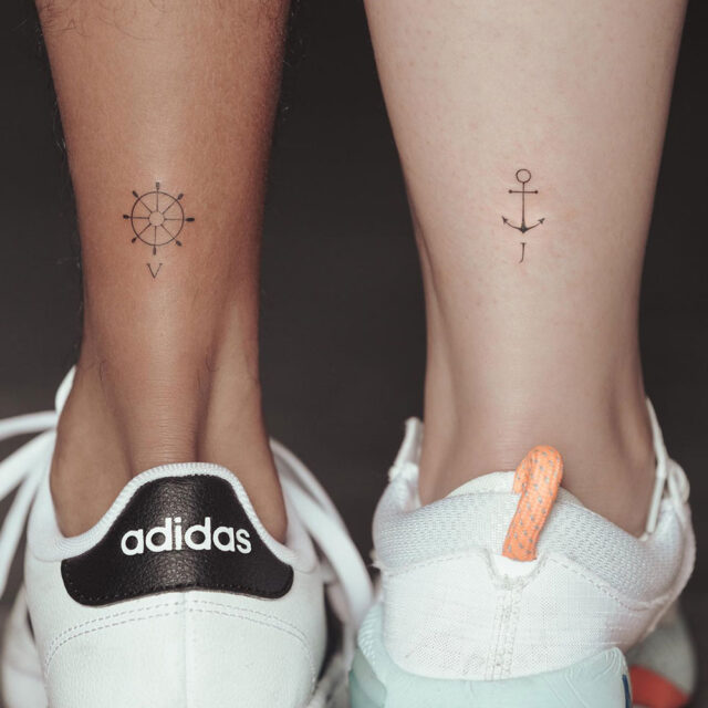 Fonte de tatuagem no tornozelo com roda de navio @clealtattoo via Instagram