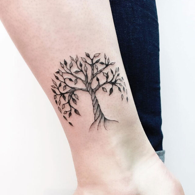Fonte simples de tatuagem no tornozelo da Árvore da Vida @asya.tattoo via Instagram