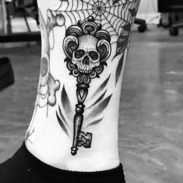 Fonte de tatuagem de chave de esqueleto no tornozelo @krissydiane_tattoos via Instagram