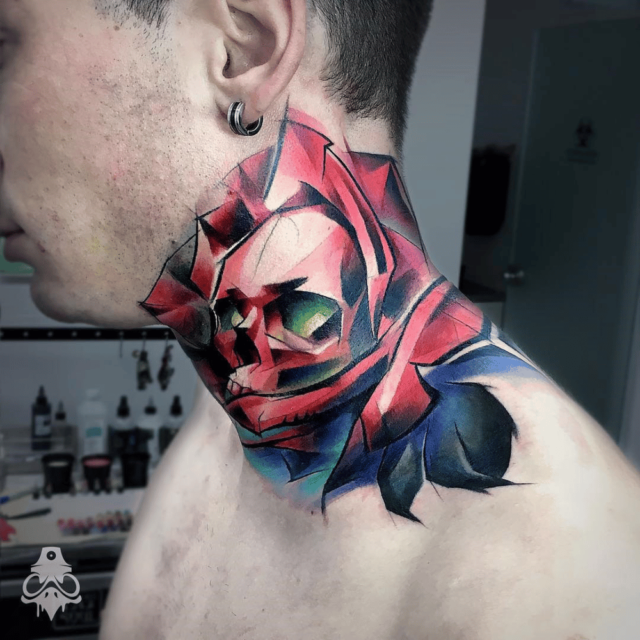 Caveira com cartola e tatuagem de rosas no pescoço @carlosbreakone via Instagram (2)