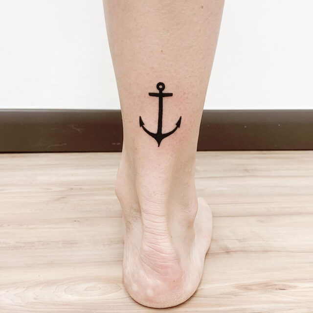 Fonte de tatuagem de âncora pequena no tornozelo @ink_wonderland_ts via Instagram