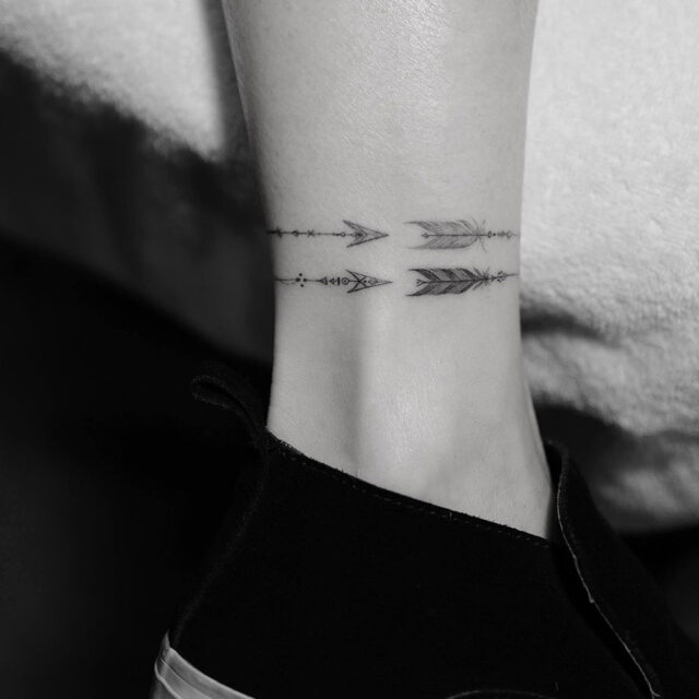 Fonte de tatuagem de flecha pequena no tornozelo @_dr_woo_ via Instagram