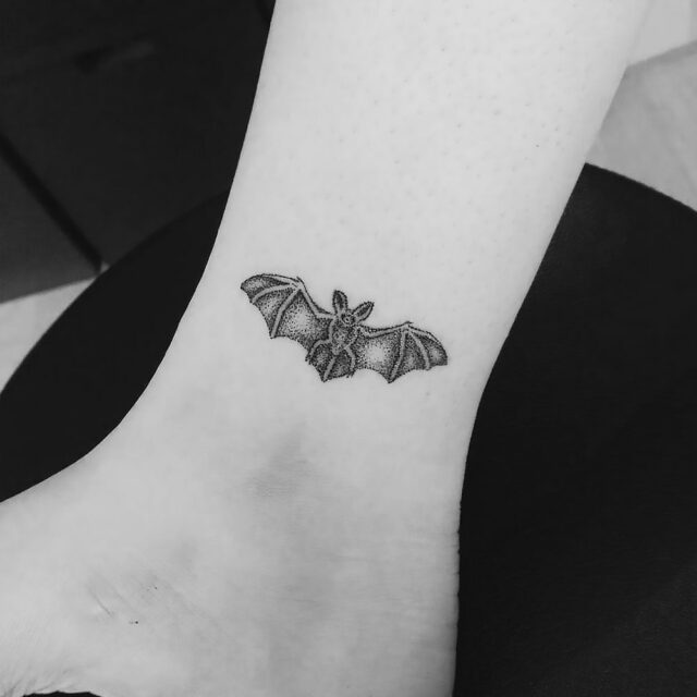 Fonte de tatuagem no tornozelo com contorno de morcego pequeno @die_monde via Instagram