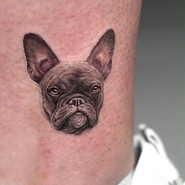Fonte de tatuagem de tornozelo pequeno Bulldog @w_inkstudio via Instagram